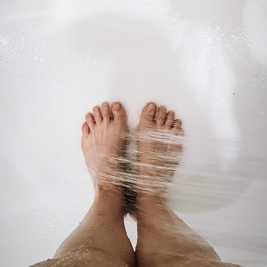 Fotka, na které jsou vidět jen mé nohy, jak na ně ve sprše teče studená voda. To otužování se prostě strašně špatně fotí :)